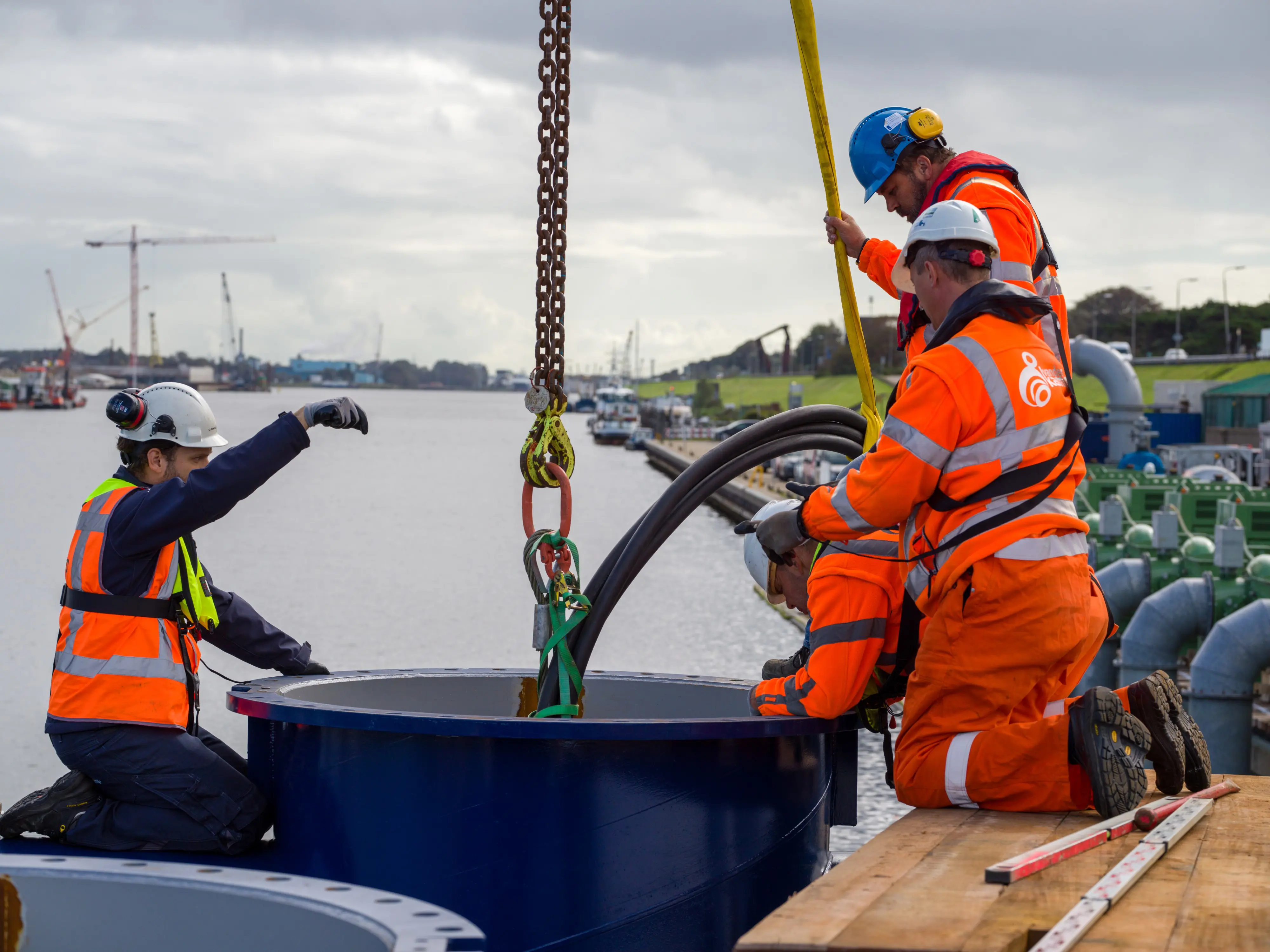 Collega's van Vanderkamp Pompen aan het werk bij IJmuiden tijdens de installatie voor SPIE en Rijkswaterstaat.