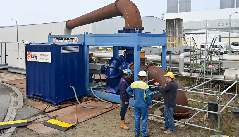 Wouter Potappel (links) spricht mit Peter Matthijssen (rechts) von Antec BV vor der Pumpenanlage von Vanderkamp.