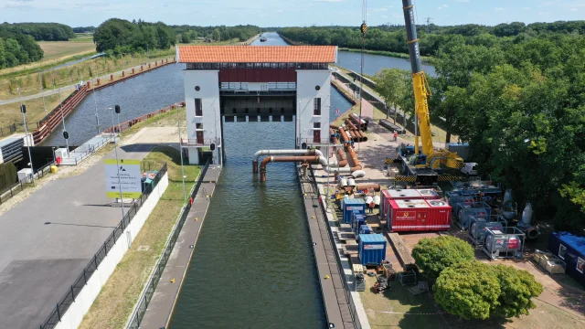 Luftaufnahme der Installation von Vanderkamp Pompen in Eefde, Oberflächenwasser-Pumpeninstallation.