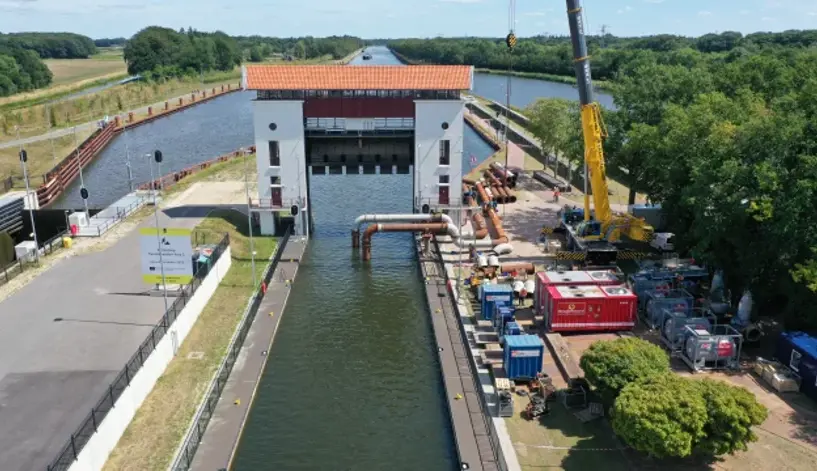 Luftaufnahme der Installation von Vanderkamp Pompen in Eefde, Oberflächenwasser-Pumpeninstallation.