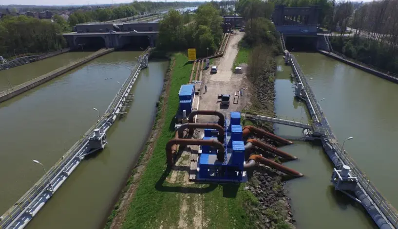 Foto van tijdelijke pompinstallatie van Vanderkamp pompen bij pompgemaal Sluis Born.