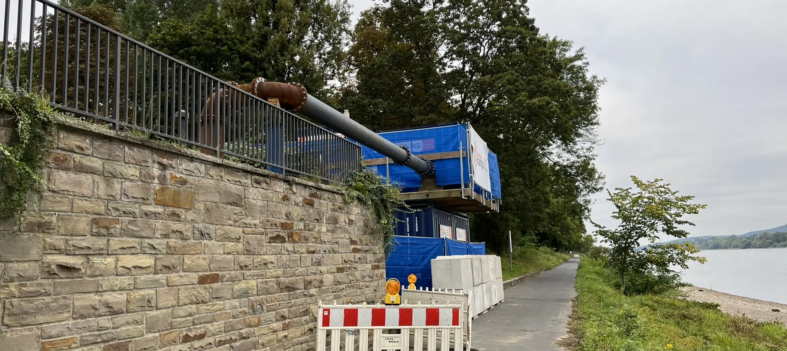 Temporäre Pumpenanlage Bonn 2024 – Seitenansicht der Installation.